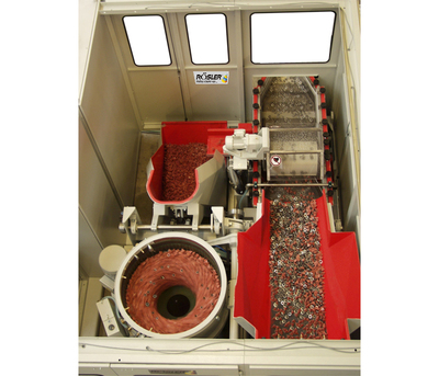 The disc machine with the Rösler - Double-Batch System can be integrated into automatic production and operated as a production cell.